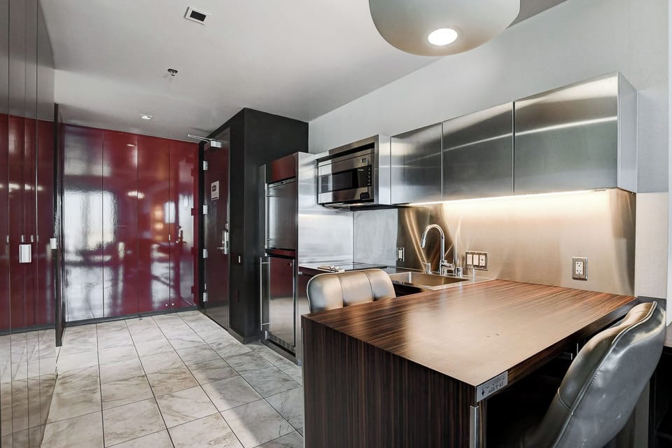 Deluxe Studio Suite, City View | Private kitchen | Coffee/tea maker, dining tables