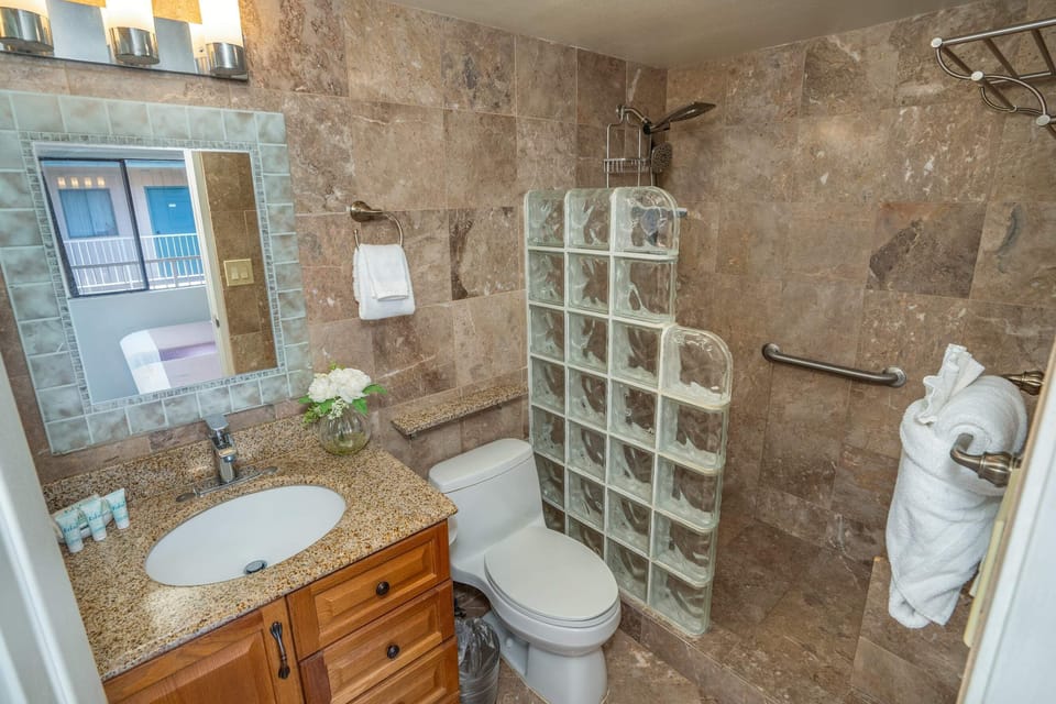 Pacific Shores B-409 - Beautifully Renovated Ocean View, 2 BD / 2 BA, Split AC! Apartment in Kihei