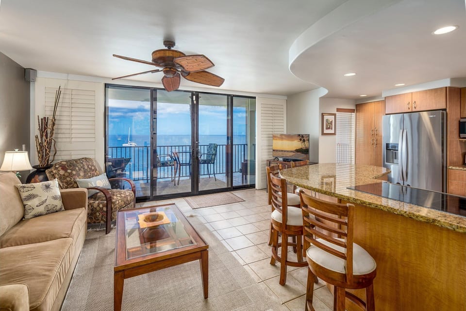 Condo, 1 King Bed, Lanai, Ocean View (Kihei Beach Condominiums 606) | Interior