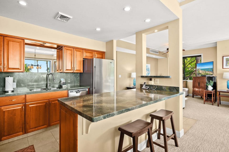 Condo, Multiple Beds, Lanai, Ocean View (Makena Surf G-201) | Interior