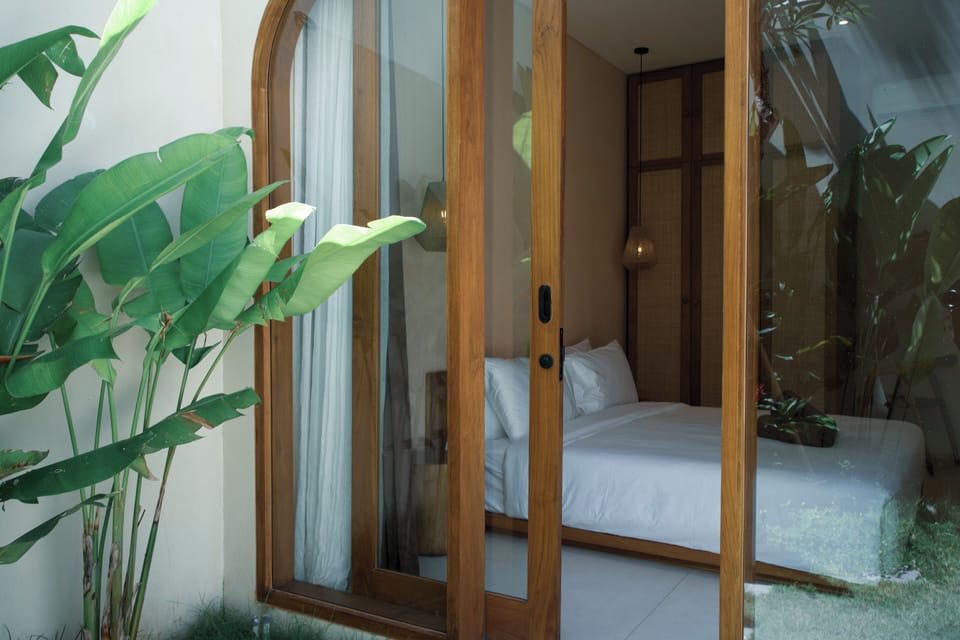 Suite | In-room safe, desk, laptop workspace, blackout drapes