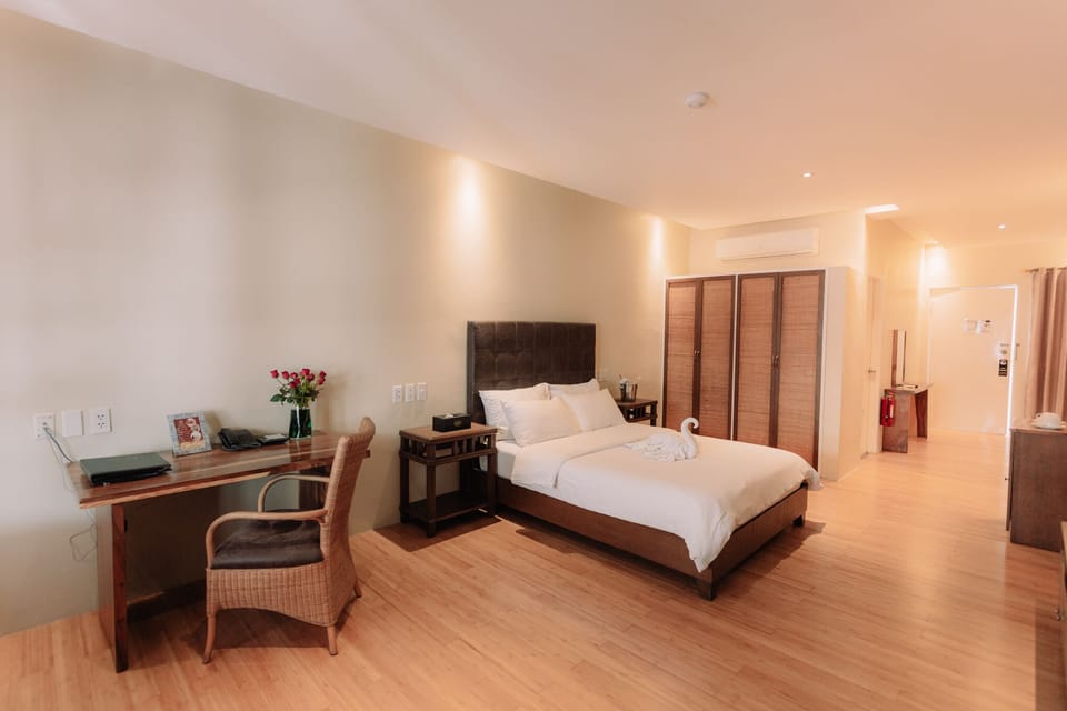 Deluxe Room, Balcony | Minibar, in-room safe, desk, blackout drapes