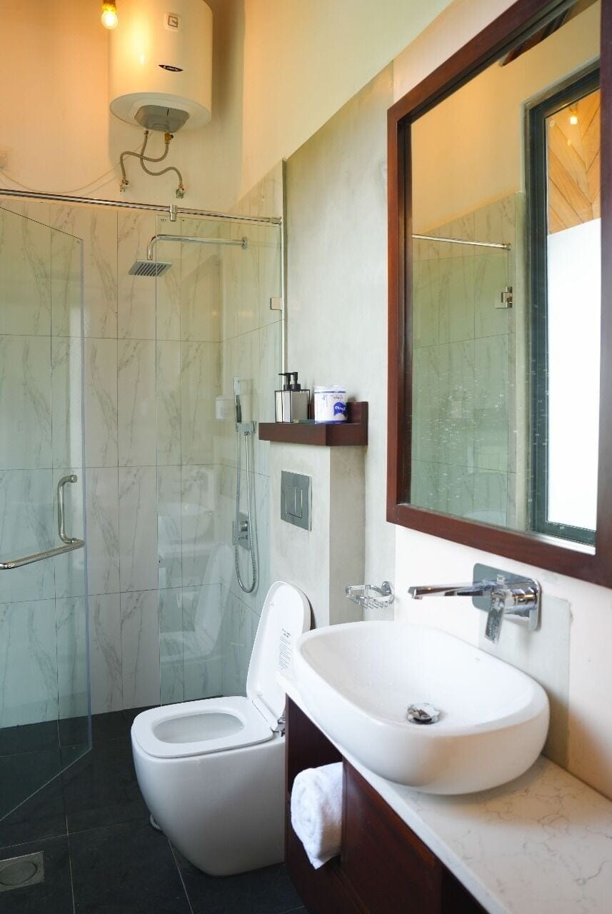 Deluxe Double Room, Garden View | Bathroom | Free toiletries, hair dryer, towels, soap