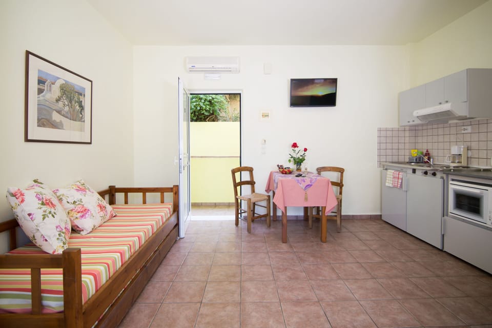 Apartment, 1 Bedroom | Private kitchen | Fridge, oven, stovetop, coffee/tea maker