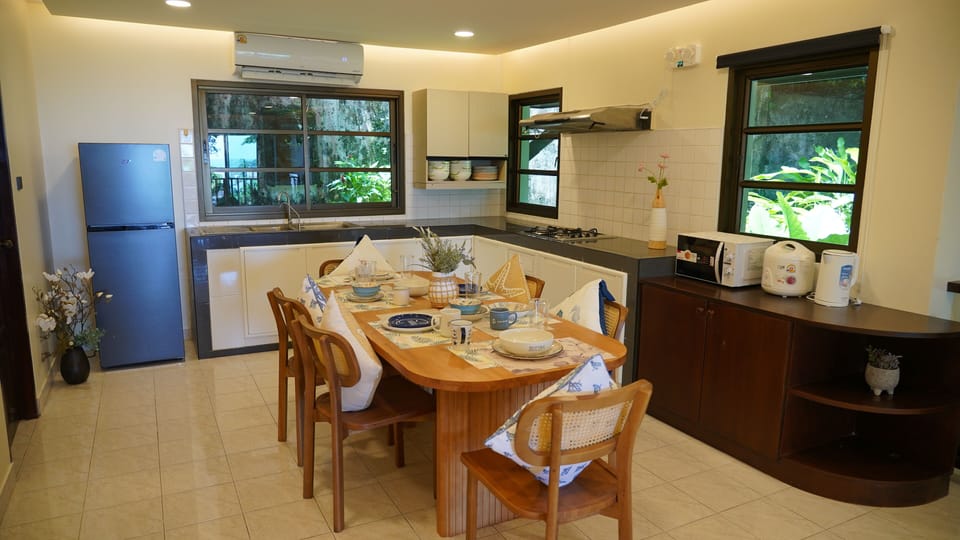 Deluxe Villa, 4 Bedrooms, City View, Mountainside | Private kitchen | Electric kettle