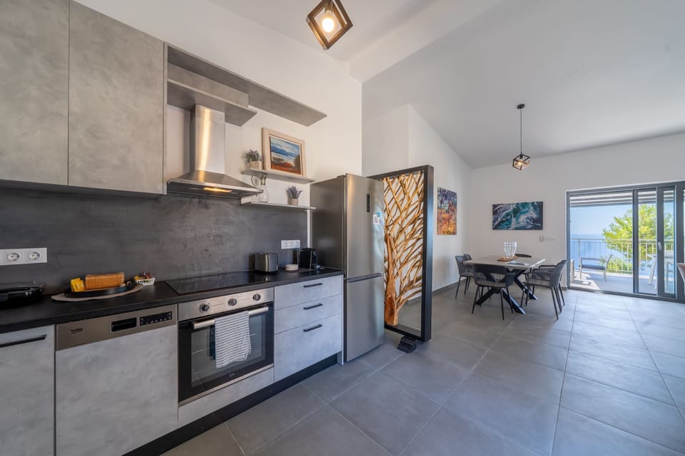 House | 3 bedrooms, desk