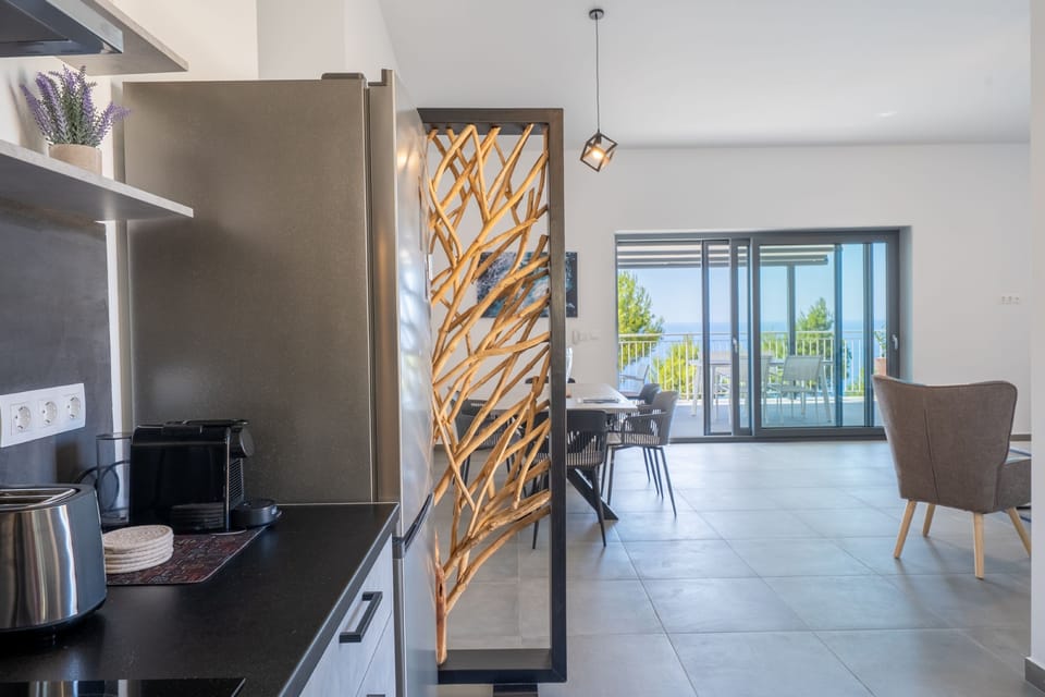 House | 3 bedrooms, desk