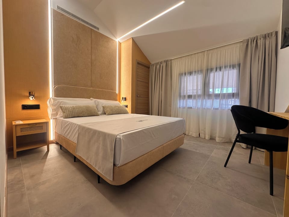 Deluxe Double Room | Premium bedding, down comforters, Select Comfort beds, minibar