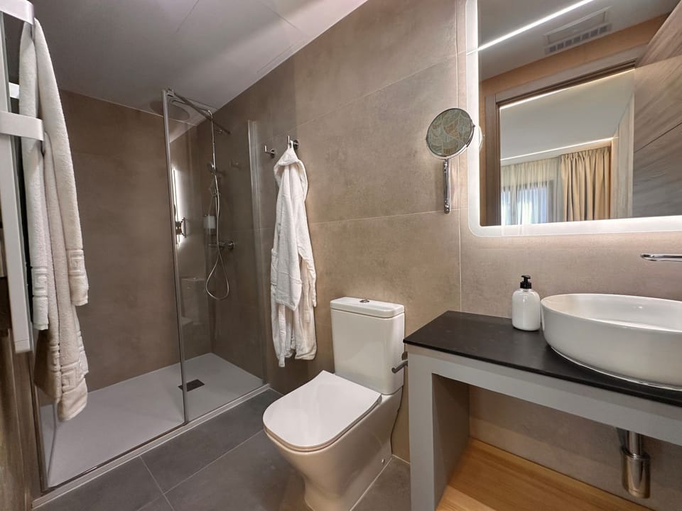 Comfort Double or Twin Room | Bathroom | Free toiletries, hair dryer, bathrobes, towels
