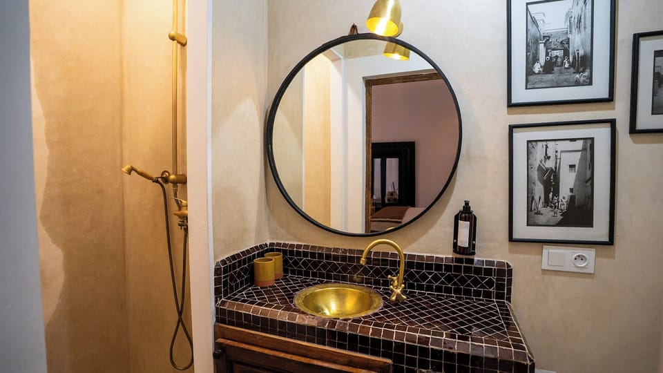 Superior House | Bathroom | Shower, rainfall showerhead, free toiletries, hair dryer