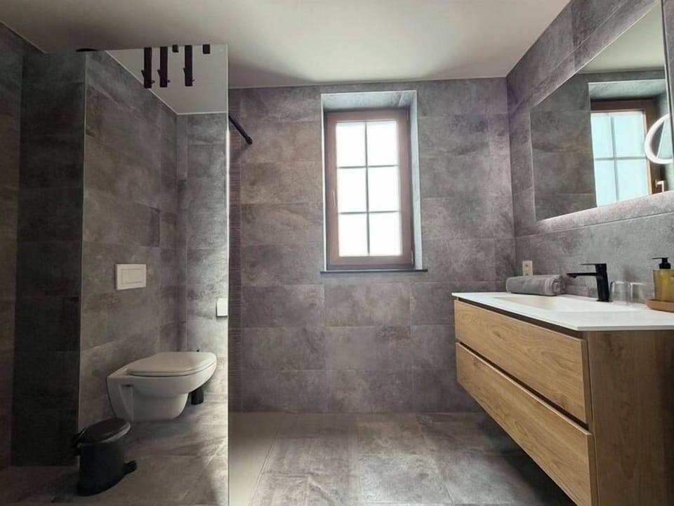 Standard Double Room | Bathroom | Shower, free toiletries, hair dryer, towels