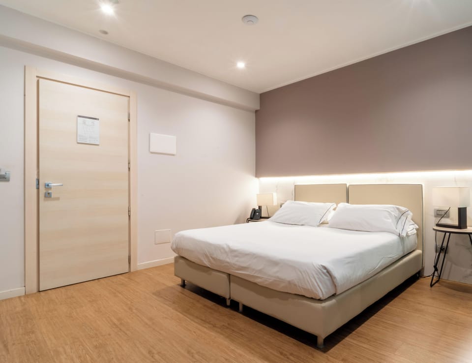 Standard Double or Twin Room | In-room safe, cribs (free), WiFi (free), bed sheets