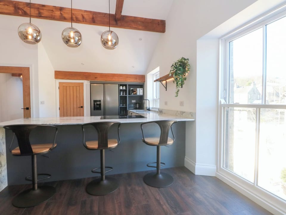 Cottage | Private kitchen | Dishwasher, cookware/dishes/utensils