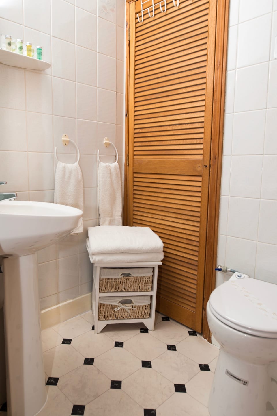 Twin Room, Ensuite | Bathroom | Free toiletries, hair dryer, bathrobes, towels