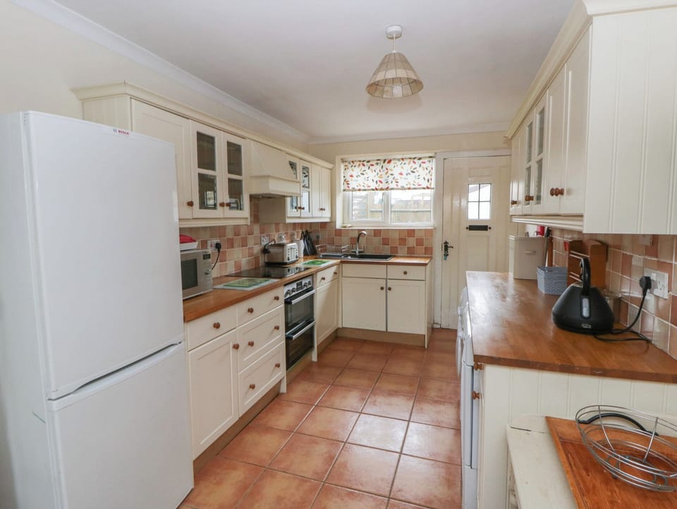 Dishwasher, cookware/dishes/utensils