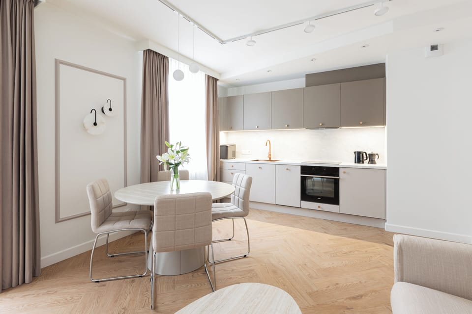 Apartment, Balcony | Living area | 40-inch TV with cable channels