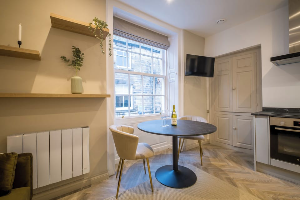 Studio, 1 Double Bed | Dining room