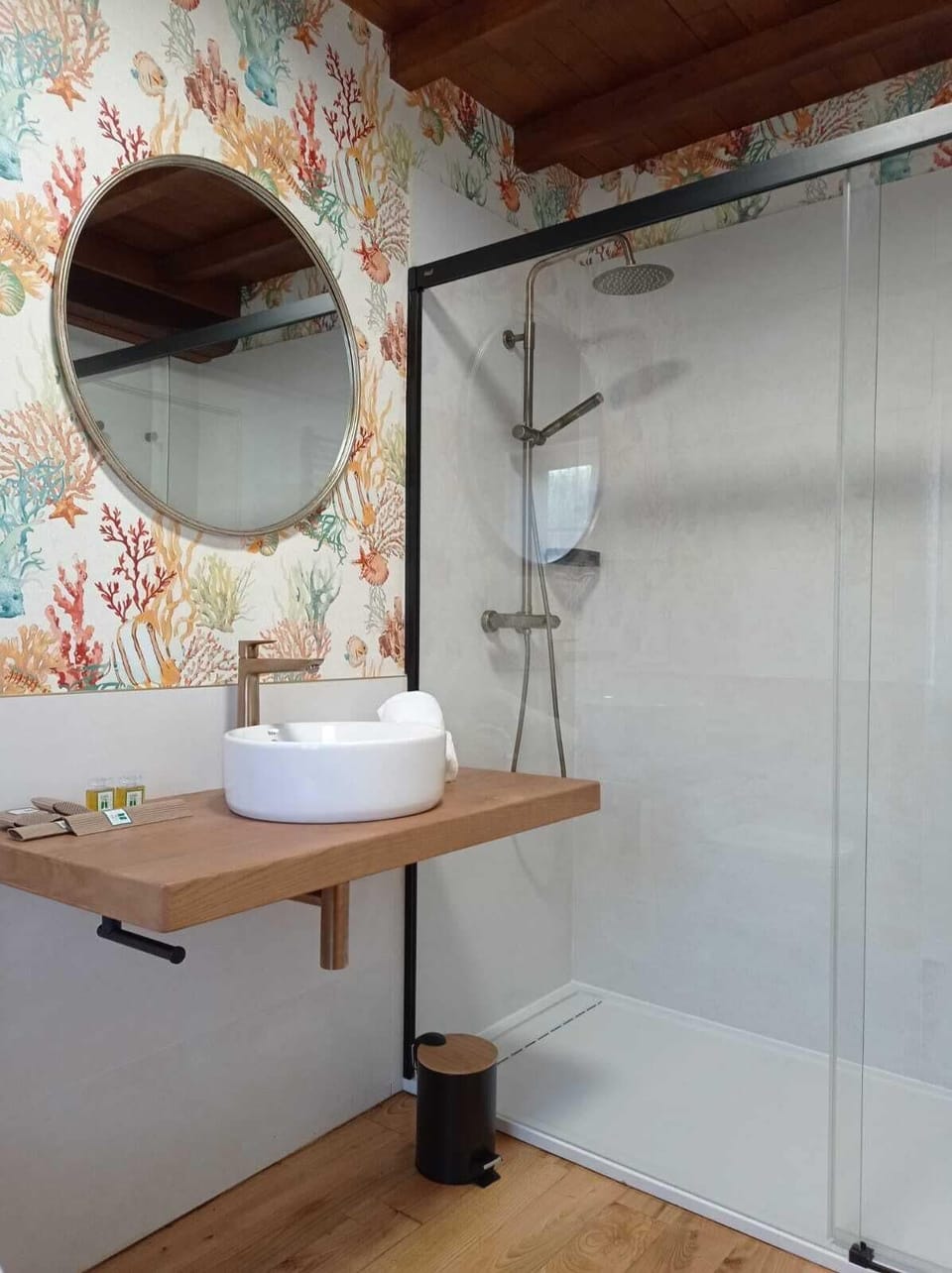 Standard Twin Room | Bathroom | Shower, hair dryer, towels
