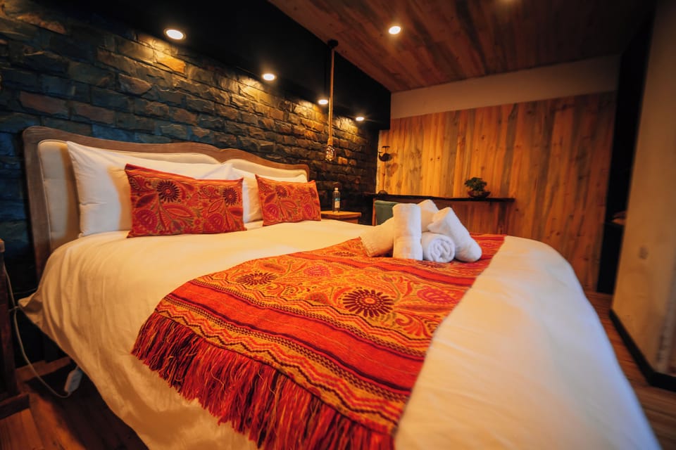 Standard Studio Suite, 1 King Bed, Partial Ocean View