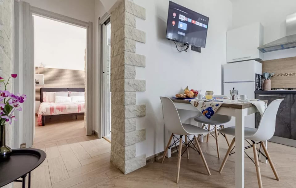Apartment, 2 Bedrooms, Balcony, City View | Dining room