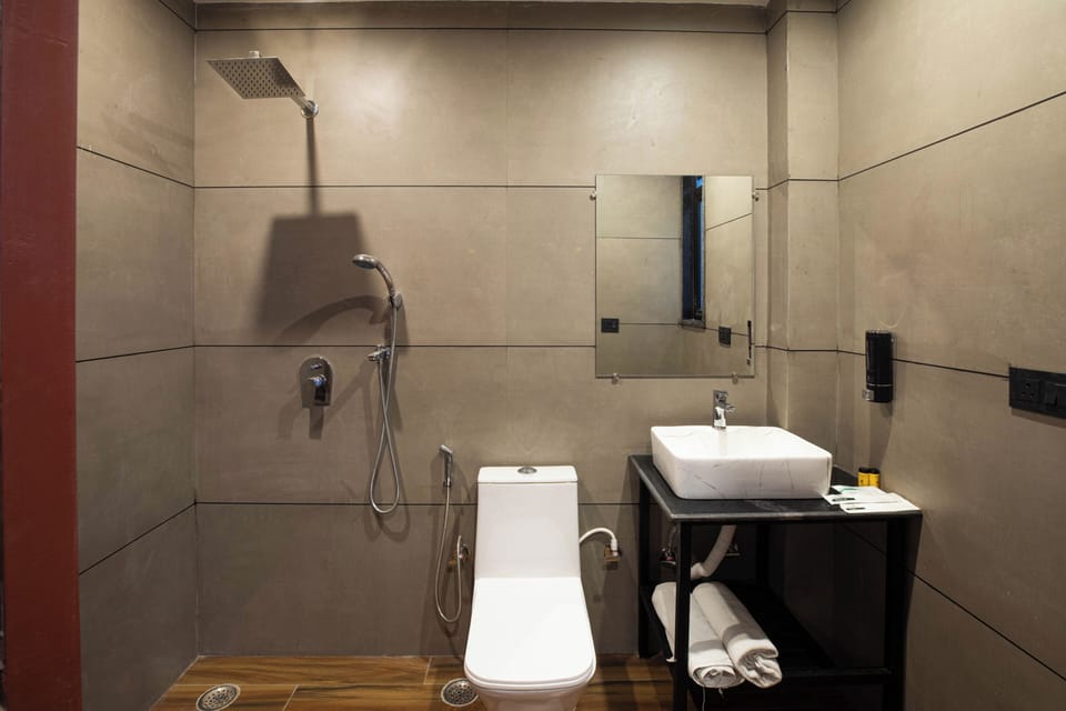 Executive Room, 1 King Bed, Balcony, City View | Bathroom | Shower, free toiletries, hair dryer, slippers