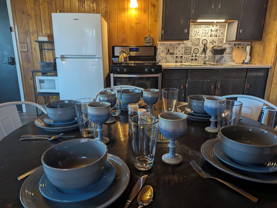 Family Suite | Private kitchen | Microwave, coffee/tea maker