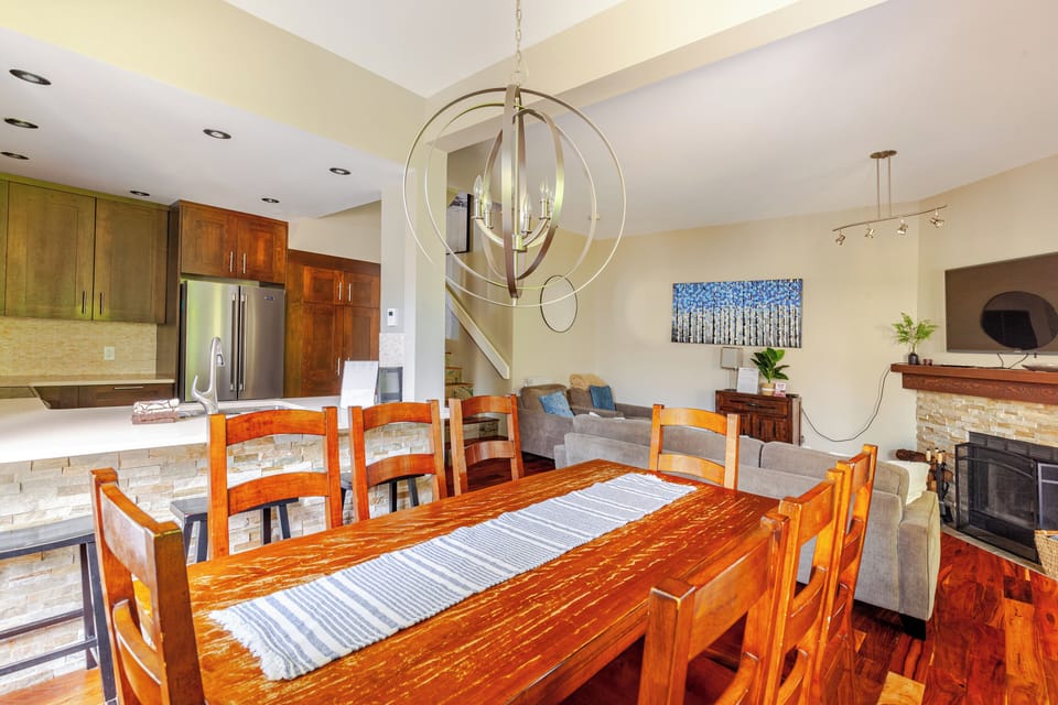 Deluxe Townhome, 4 Bedrooms, Hot Tub, Slope side | Dining room