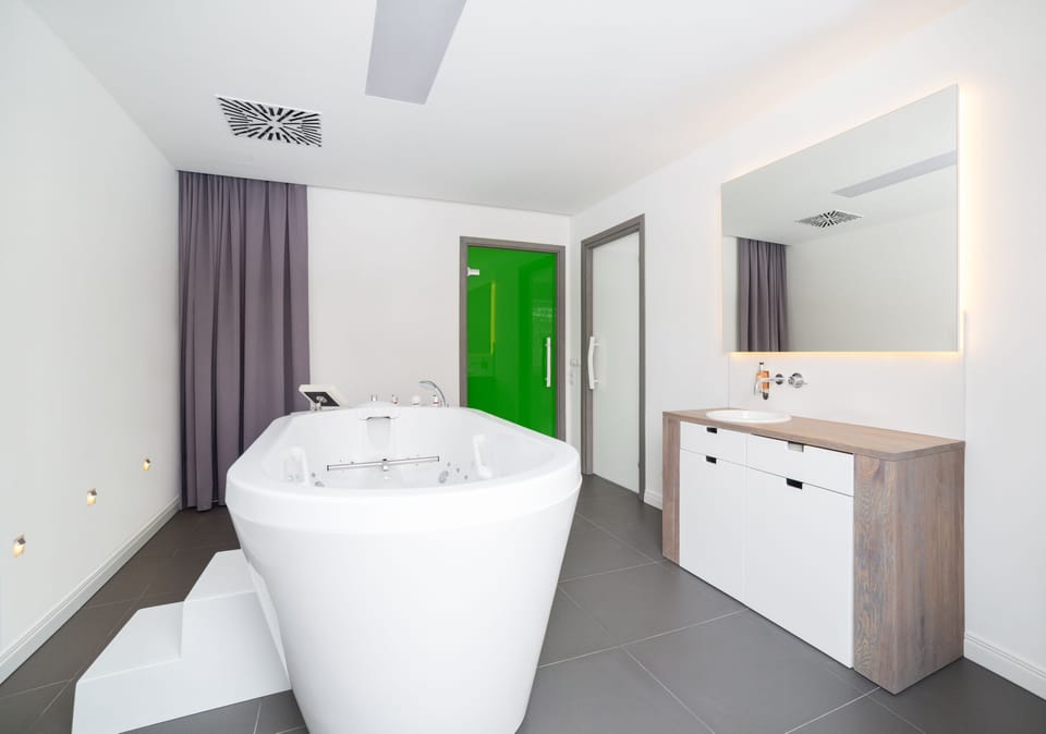 Couples treatment rooms, sauna, hot tub, body treatments, hydrotherapy