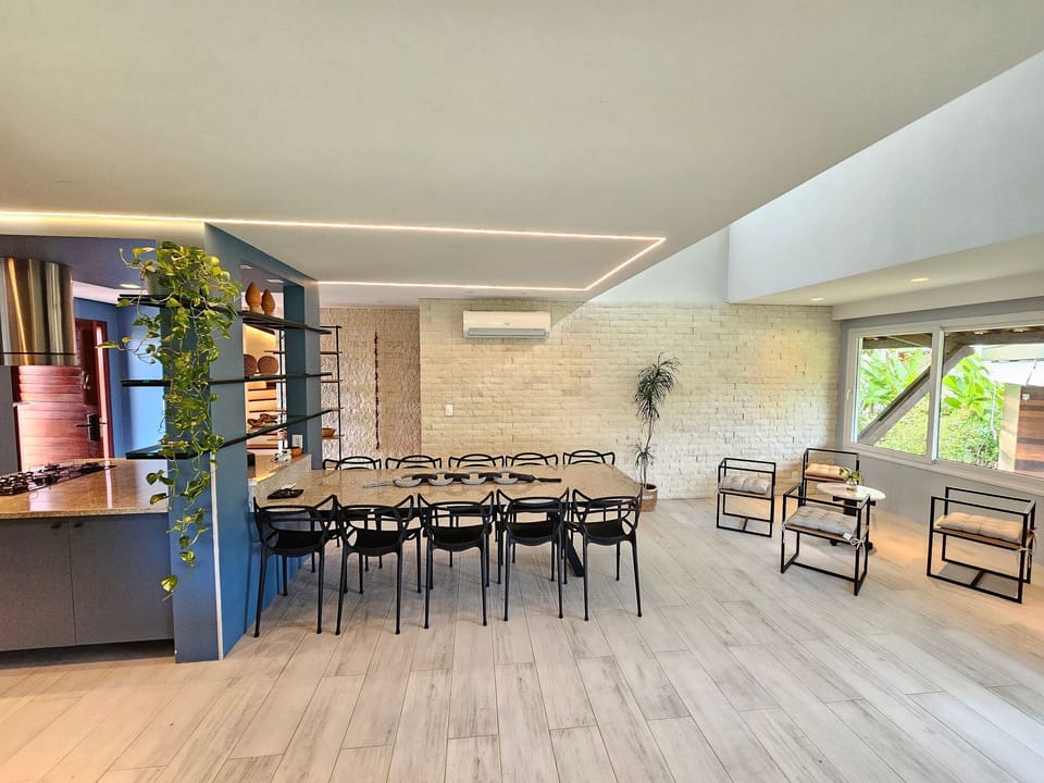 Basic Chalet | Dining