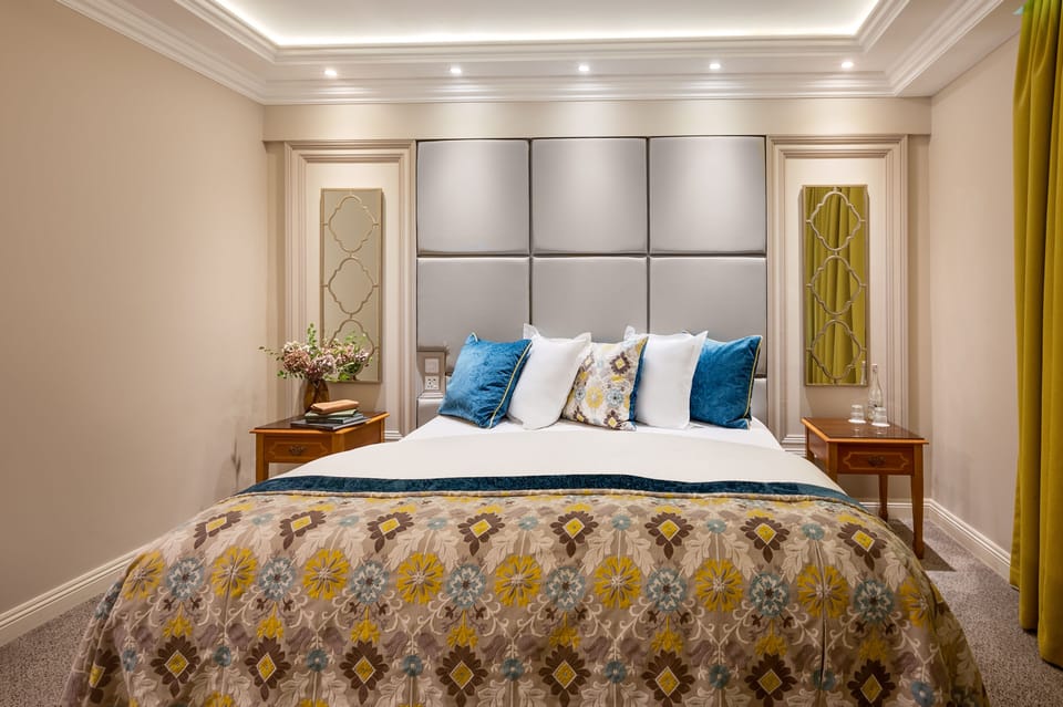 Premium bedding, desk, iron/ironing board, WiFi (free)
