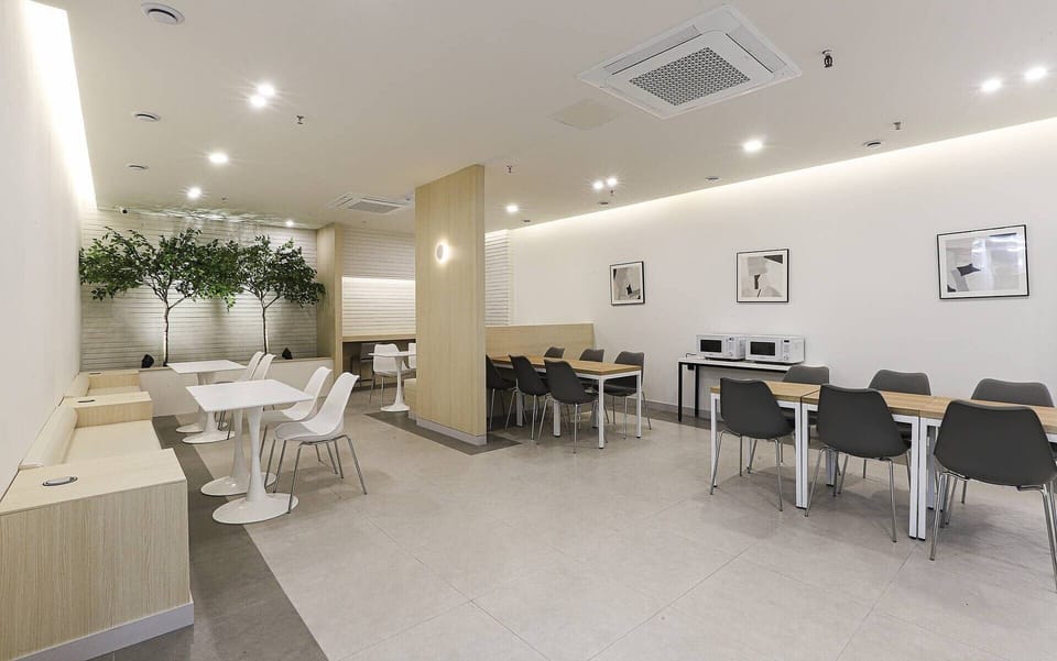 Free buffet breakfast on weekdays