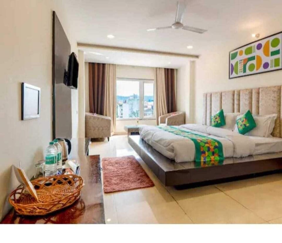 Deluxe Triple Room | Desk, free WiFi