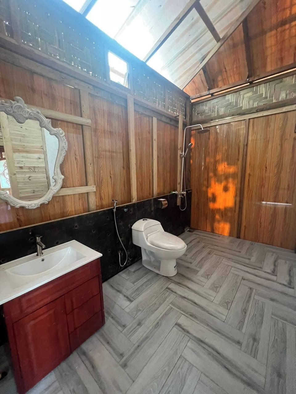 Bathtub, free toiletries, towels, soap