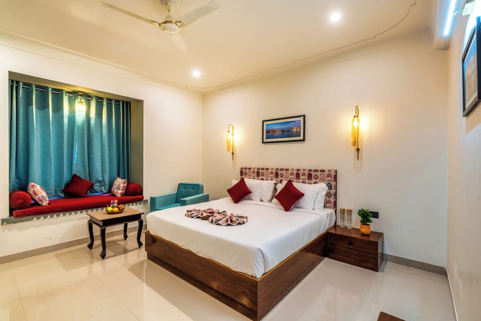 Minibar, in-room safe, laptop workspace, blackout drapes