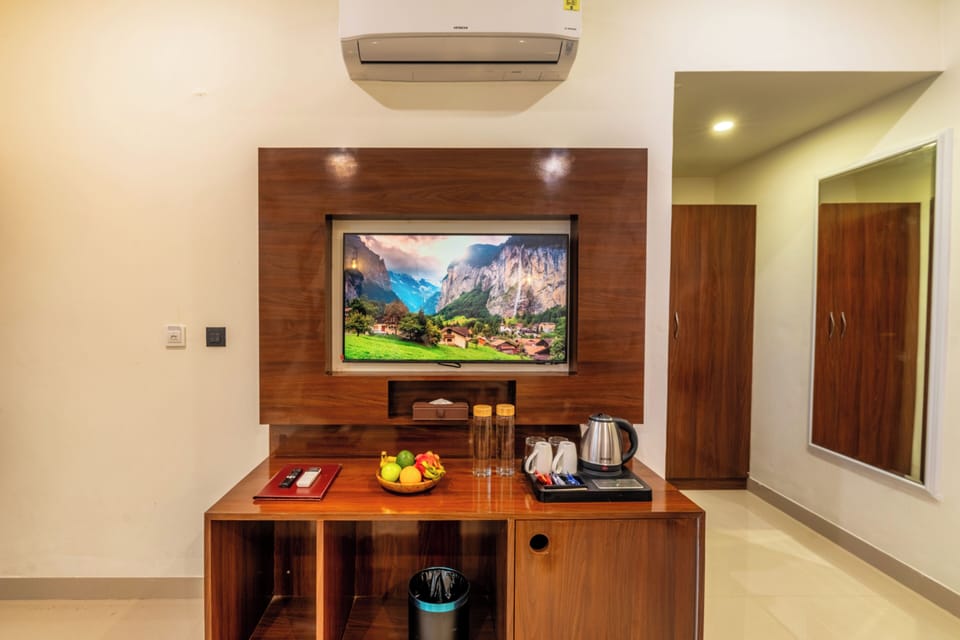 Minibar, in-room safe, laptop workspace, blackout drapes