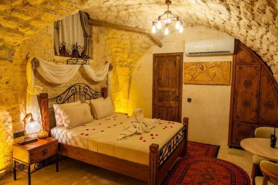 Deluxe Double Room, Courtyard View | Minibar, iron/ironing board, free WiFi, bed sheets