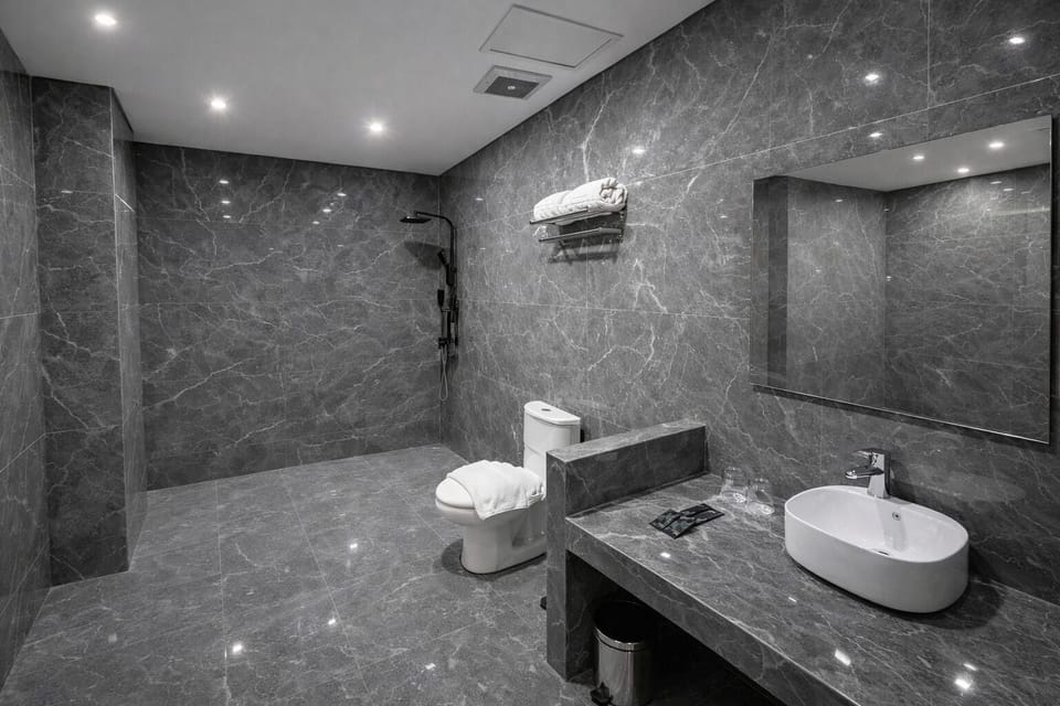 Junior Double Room | Bathroom | Shower, hair dryer, towels, soap