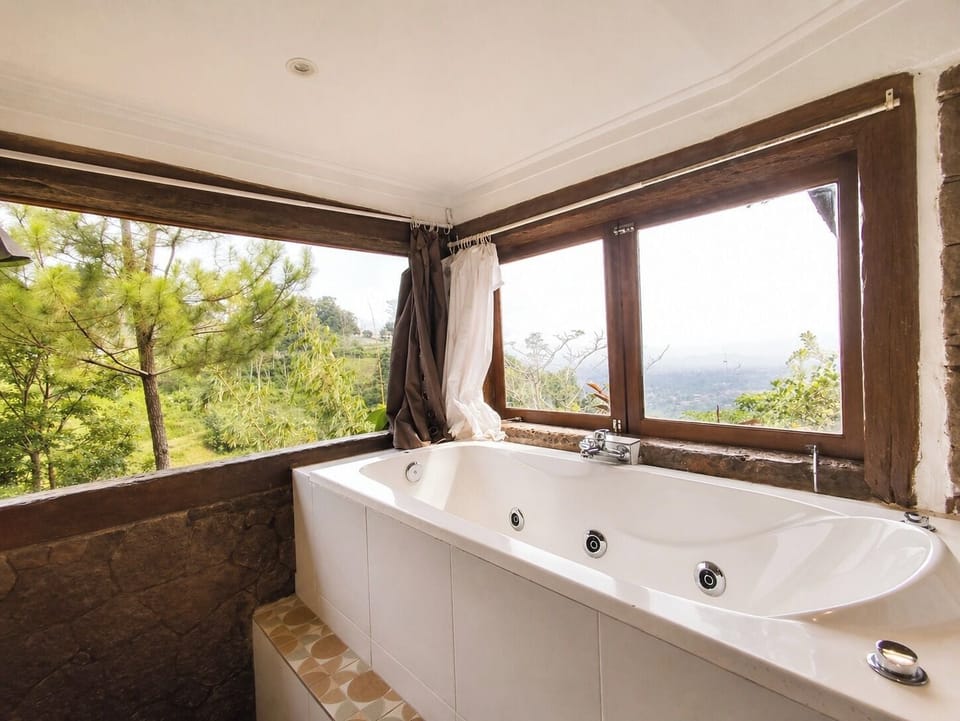 Studio Suite | Bathroom | Free toiletries, towels, soap, shampoo