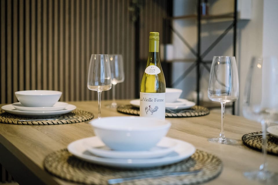 Apartment, 2 Bedrooms | Dining room