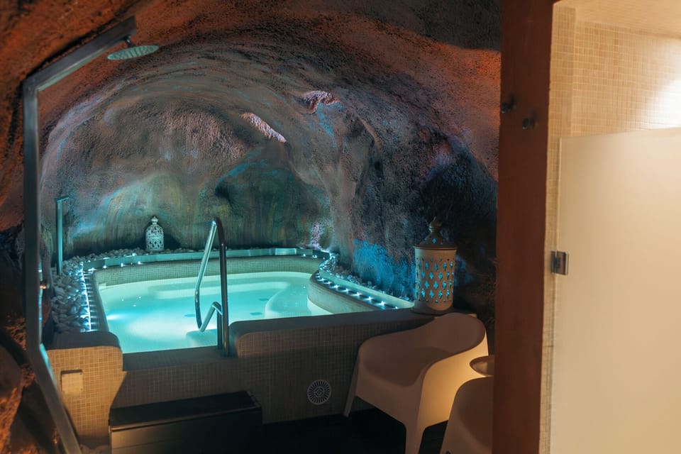 Hot tub, steam room, Turkish bath, hot stone massages, body wraps