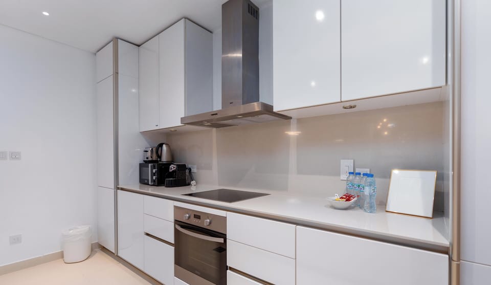 Luxury Apartment, 2 Bedrooms, Pool View | Private kitchen | Fridge, microwave, oven, stovetop