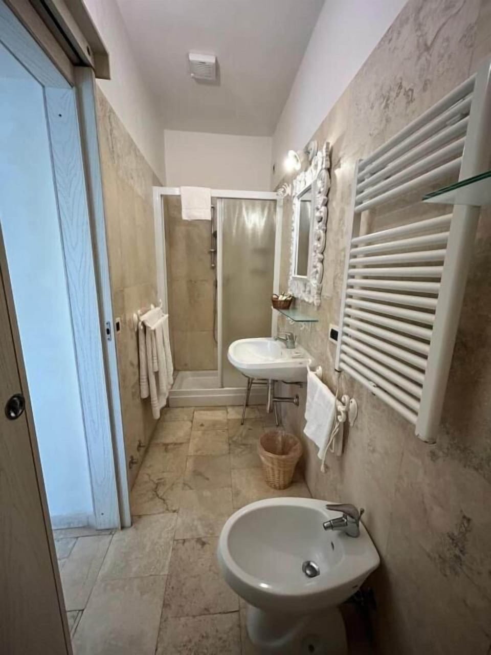 Superior Double Room, Garden View | Bathroom | Shower, rainfall showerhead, hair dryer, slippers