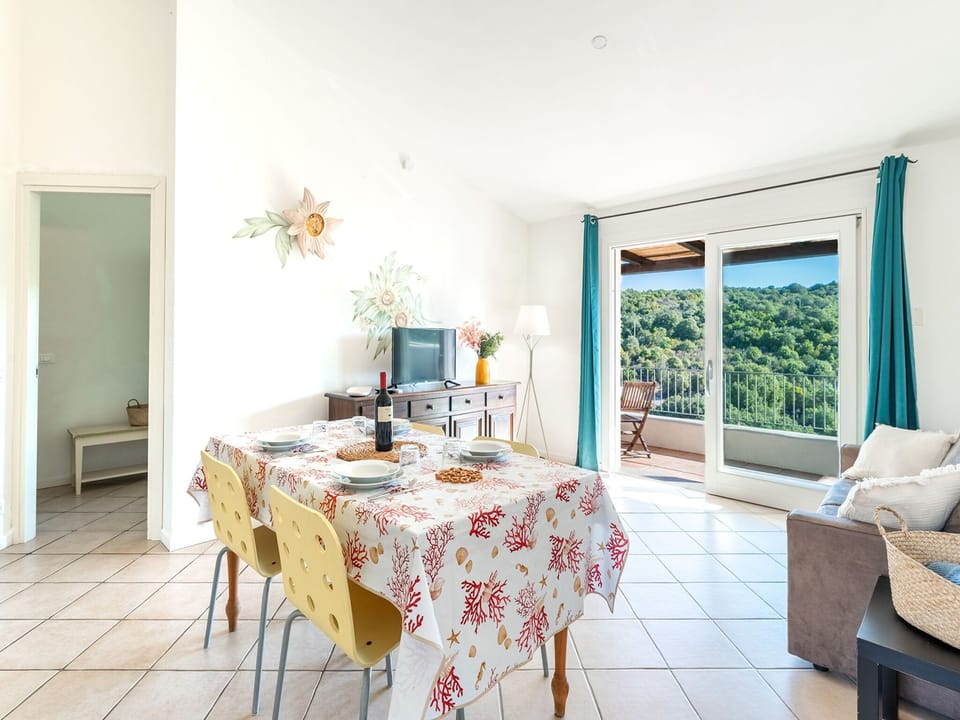 Apartment, 2 Bedrooms | Dining room