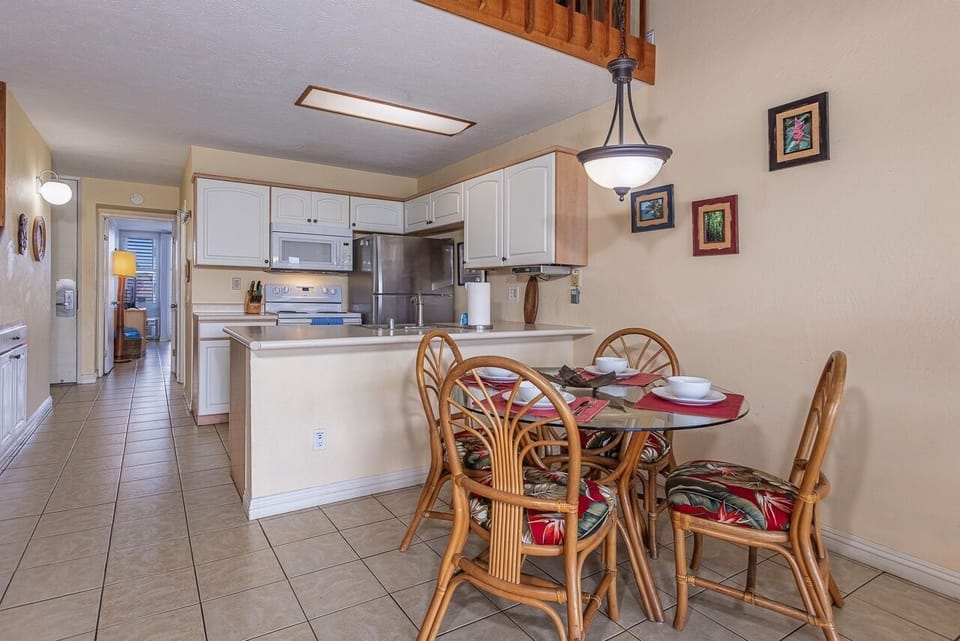 Condo, 2 Bedrooms | Dining