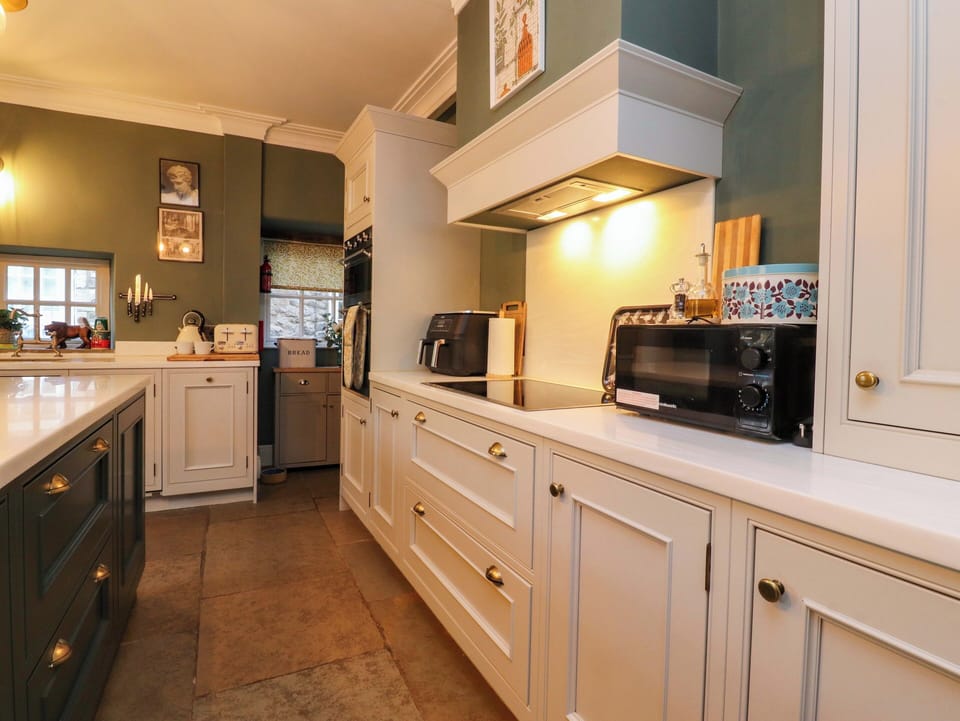 Dishwasher, cookware/dishes/utensils