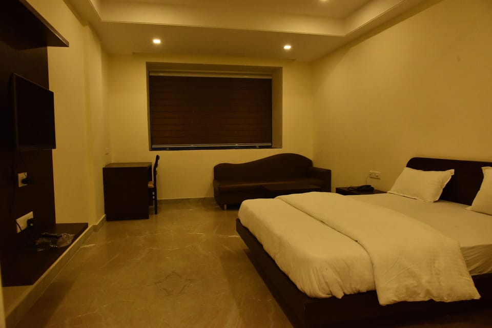 Deluxe Double Room | Premium bedding, individually furnished, desk, laptop workspace