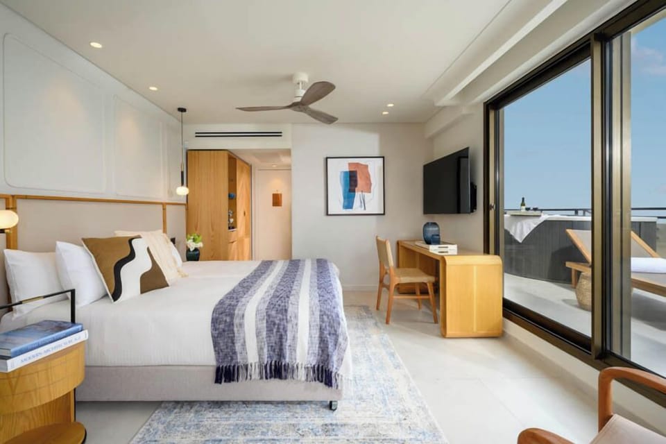 Executive Jacuzzi | Select Comfort beds, minibar, in-room safe, desk