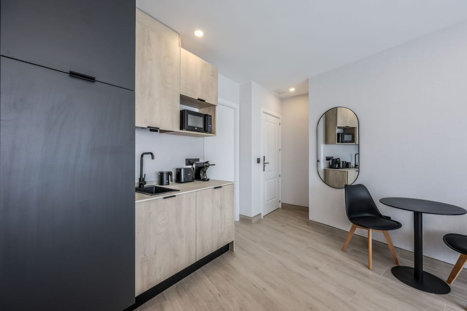 Deluxe Double Room, City View | Private kitchen | Mini-fridge, microwave, cookware/dishes/utensils