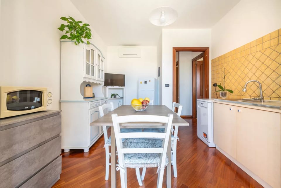 Apartment, 2 Bedrooms, Balcony, City View | Dining room