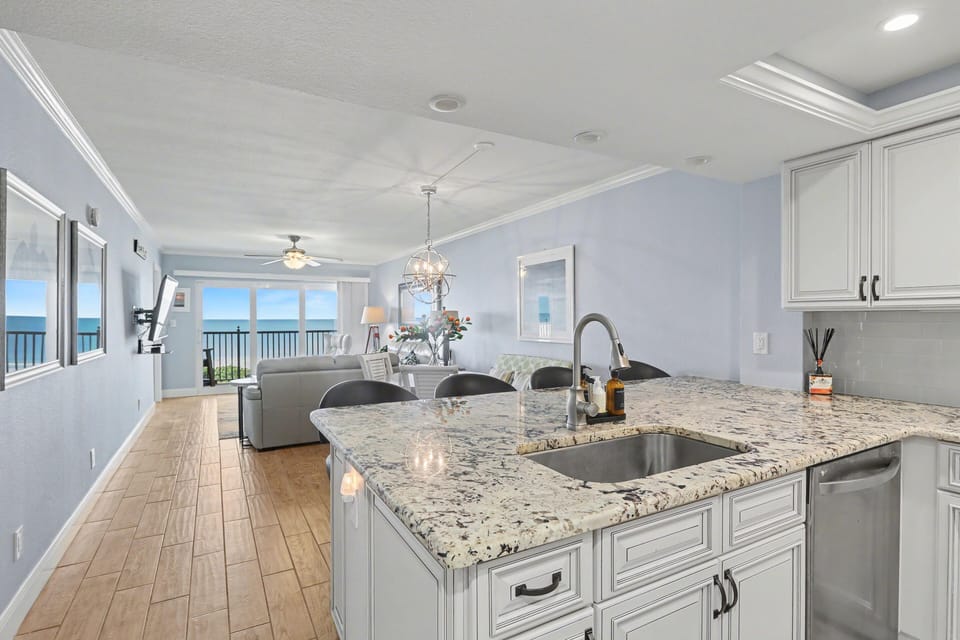 Condo, Multiple Beds (Land's End 9-402 Beach Front - Premie) | Interior